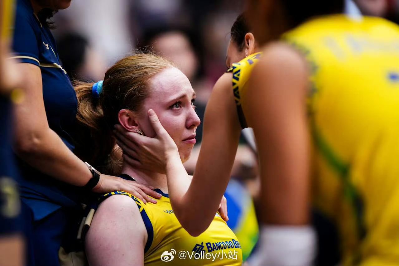 穿越重重困难，巴西排球队晋级半决赛