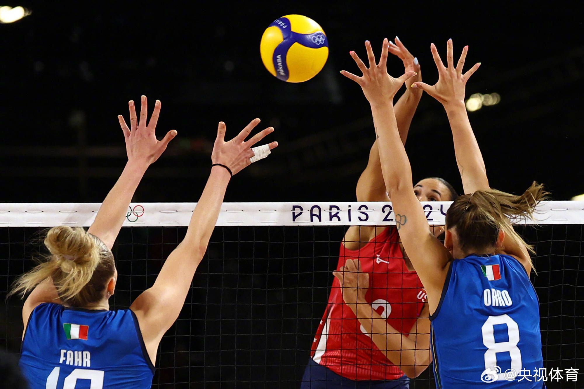 穿越重重困难，巴西排球队晋级半决赛