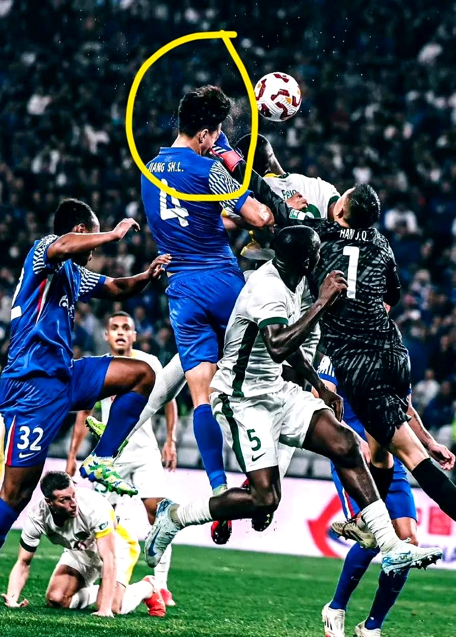 IM体育官网-球员战术对决丝毫不落后，足球比赛再掀高潮