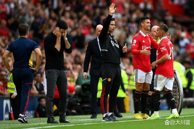 球员战术对决丝毫不落后，足球比赛再掀高潮